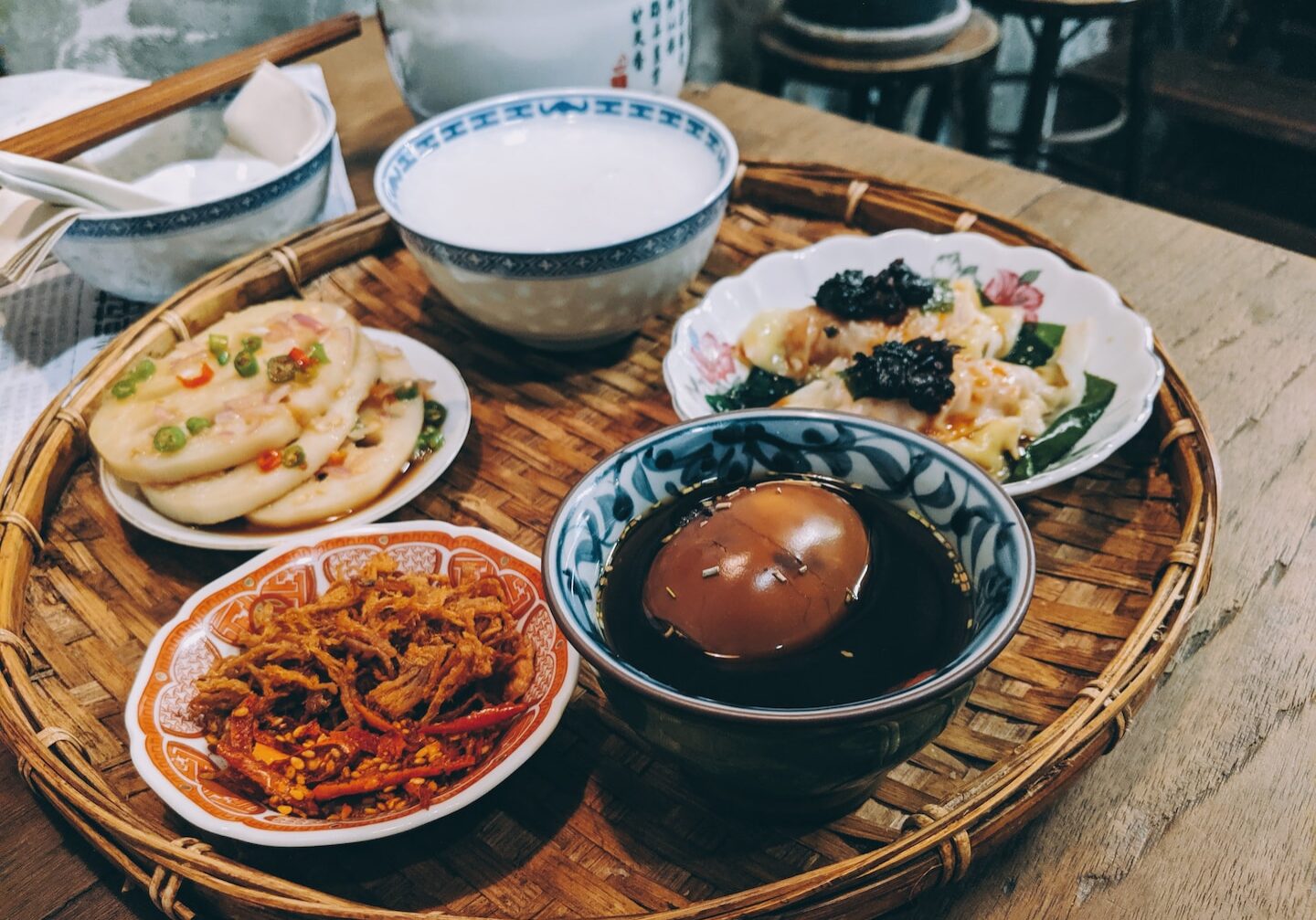 spaghetti on black ceramic bowl