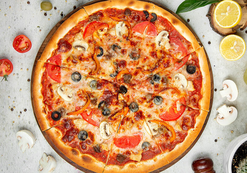 mixed-pizza-with-sliced-lemon